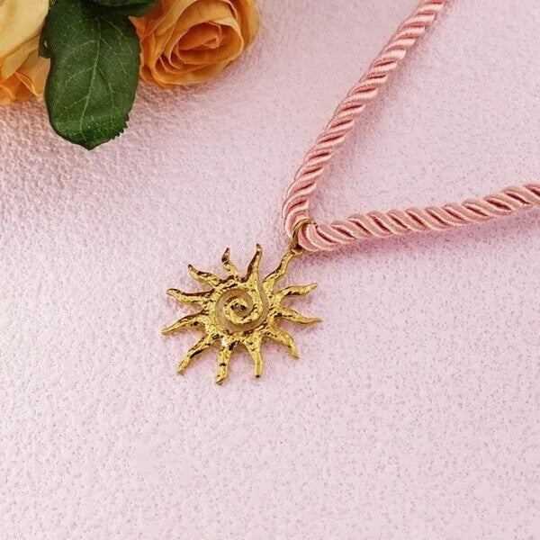 Collier "Soleil d'Été" – Cordon Torsadé Rose & Pendentif Doré