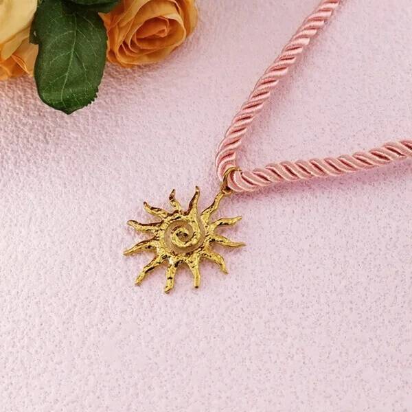 Collier "Soleil d'Été" – Cordon Torsadé Rose & Pendentif Doré