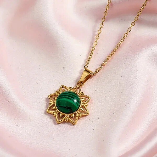 Collier Acier Inoxydable Doré – Pendentif Soleil Pierre Naturelle Verte