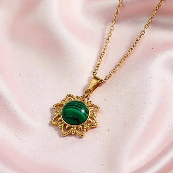 Collier Acier Inoxydable Doré – Pendentif Soleil Pierre Naturelle Verte