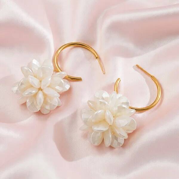 Boucles d’Oreilles Créoles Dorées Fleur Perles Blanches – Bijoux Femme Tendance