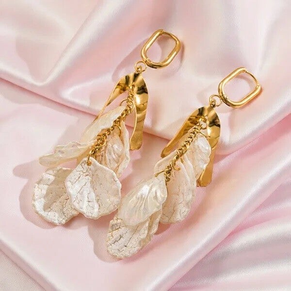 Boucles d’Oreilles Créoles Dorées avec Pétales en Perles Blanches
