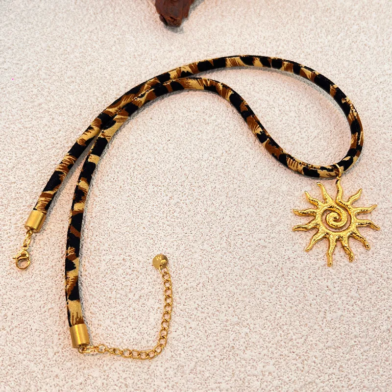 Collier Fantaisie Tissu Imprimé & Pendentif Soleil Doré | Modèle Solène acier inoxydable 304 doré | vanbijoux