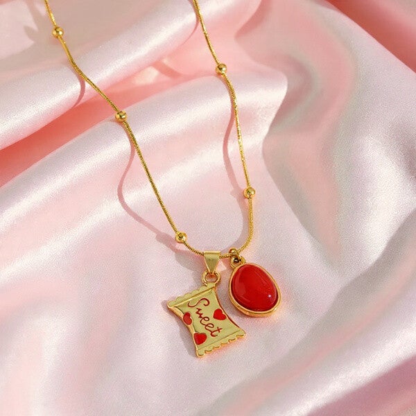 Collier Fin Doré avec Breloques "Sweet" & Pierre Rouge | Style Pop & Féminin | acier inoxydable doré | vanbijoux