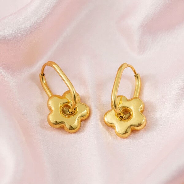 Boucles d’Oreilles Créoles Dorées avec Breloque Fleur