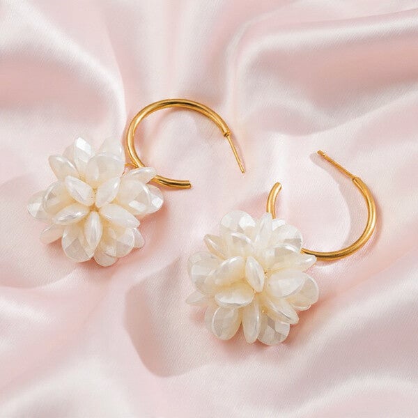 Boucles d’oreilles créoles dorées avec fleur en perles blanches