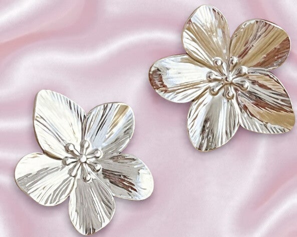 Boucles d’Oreilles Fleur Martelée tige au centre – Acier Inoxydable Argenté (3,3 x 3,1 cm)