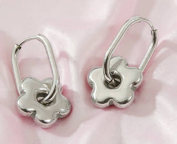 Boucles d’Oreilles Créoles Argentées avec Breloque Fleur