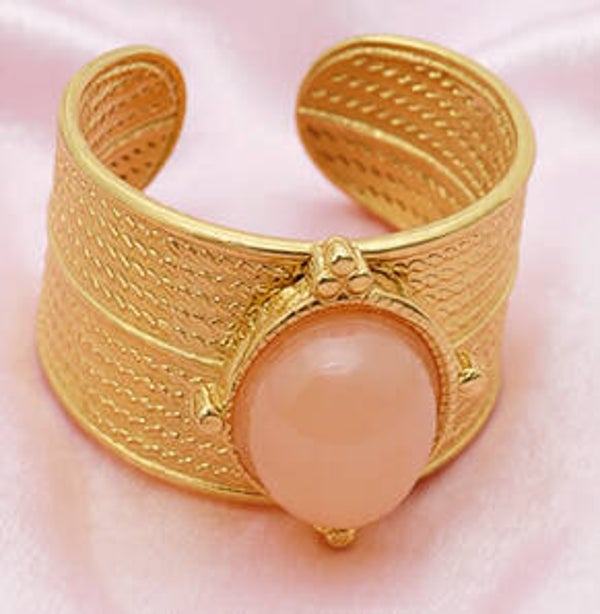 Bague Large Dorée en Acier Inoxydable – Pierre Naturelle Rose & Ciselure Centrale | vanbijoux