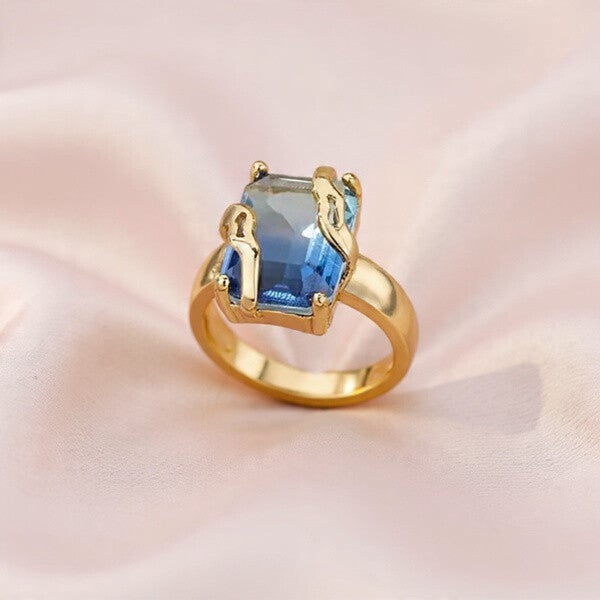 Bague réglable dorée & zircon bleu — Élégance intemporelle et éclat moderne