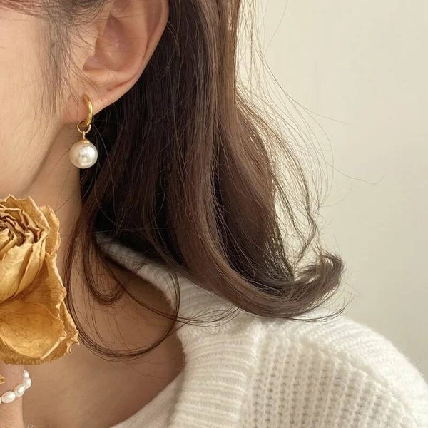 Mini Créoles Perle Nacrée Huggie – Le Basique Chic Qui Ne Vous Quitte Plus