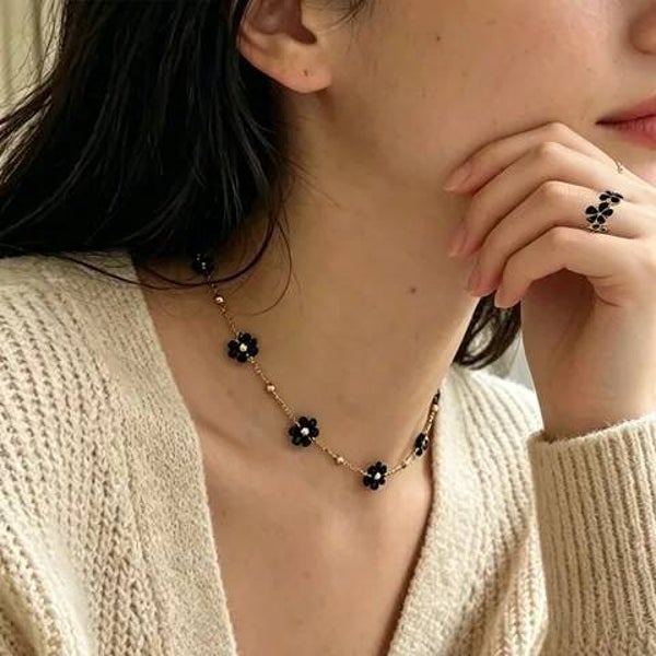Parure Fleurs Noires Dorées – Collier et Bague Ajustable Femme