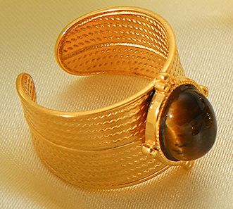 Bague Large Dorée en Acier Inoxydable – Pierre Naturelle Marron & Ciselure Centrale | vanbijoux