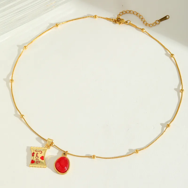Collier Fin Doré avec Breloques "Sweet" & Pierre Rouge | Style Pop & Féminin | acier inoxydable doré | vanbijoux