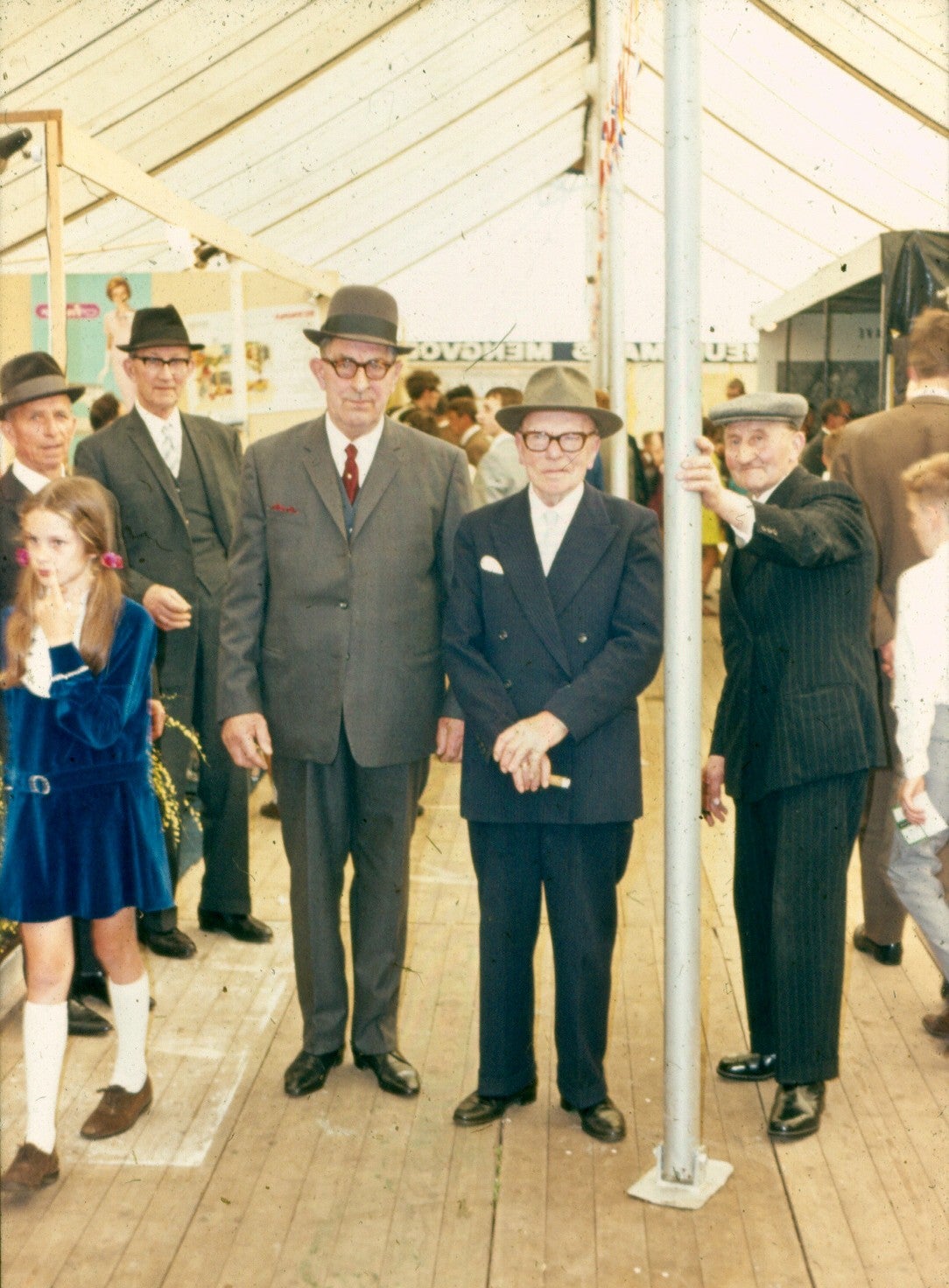 Bezoekers tentoonstelling 1969 met Hein Rutten, Rein Kuijpers, Toon v. Sambeek, Gradje vd Burgt en Haske vd Heijden 