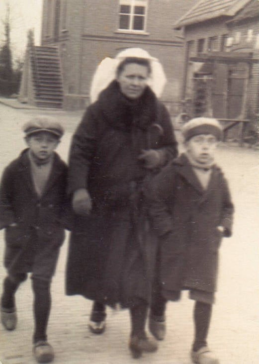 Cornelia van Bommel-Paters met zoons Antoon en Martien