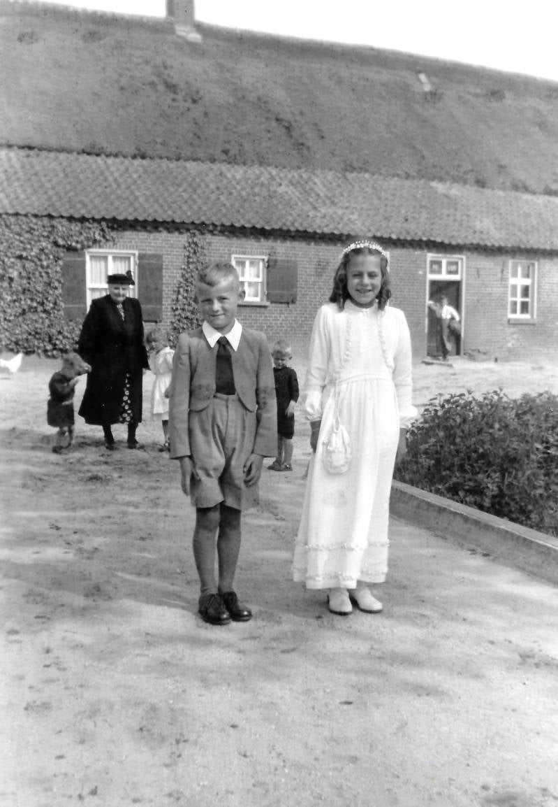 Gerard Selten met zus Miny als bruidje ± 1950