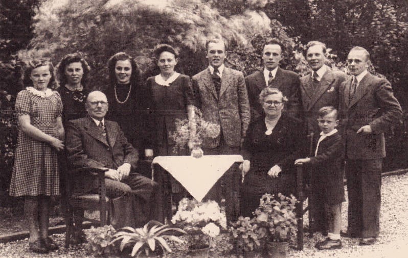 1947 Grad vd Burgt en Pieta Strik: Anny, Marietje, Betsie, Dora, Sjef, Jo, Gerrit en Theo. voor: Grad, Pieta en Henk