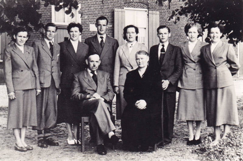 Fam. Piet Spanjers en Doortje vd Berg, Boltschesraat2, Dora, Piet, Lies, Theo, Riek, Toon, Tina en Annie ± 1955