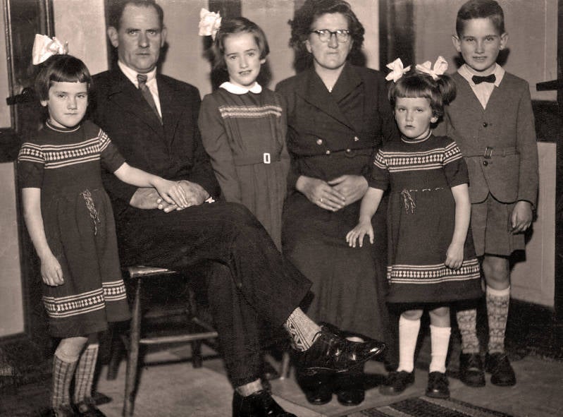 Familieportretten;  Harrie en Hanneke van Dijk-Cuppen, kinderen Ria, Toos, Thea en Theo.