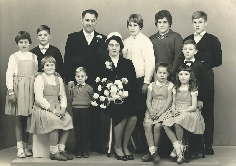 November 1960, 2e huwelijk van Dina Meggelaars van Aarle met Nico Seuntiëns. Dit samengestelde gezin bestond uit 10 kinderen. Later zijn nog Hans en Marja geboren.  Zittend: Nellie, Dina Seuntiëns van Aarle, Rian en Ria. Staand: Jozé, Jos, Nico jr., Nico 