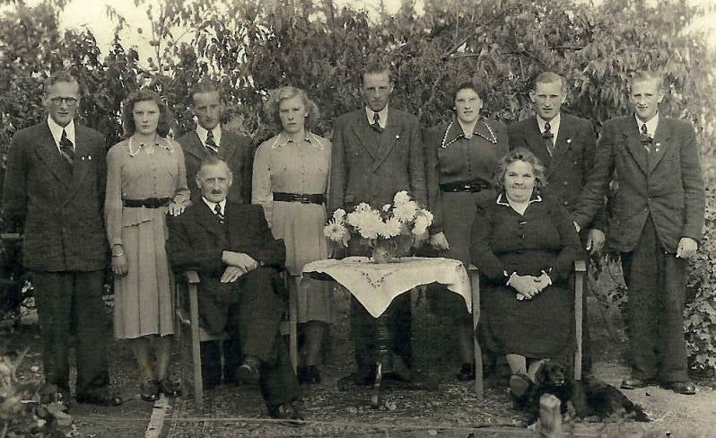 Grad van der Burgt en Marie van der Burgt-Toenders , Theo,Marietje,Jo, Truus, Louis, Anna,Gerrit,Toon