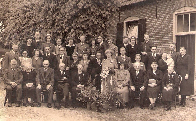 Familieportret bij huwelijk Harrie Michiels en Marie van Dinther in 1948
