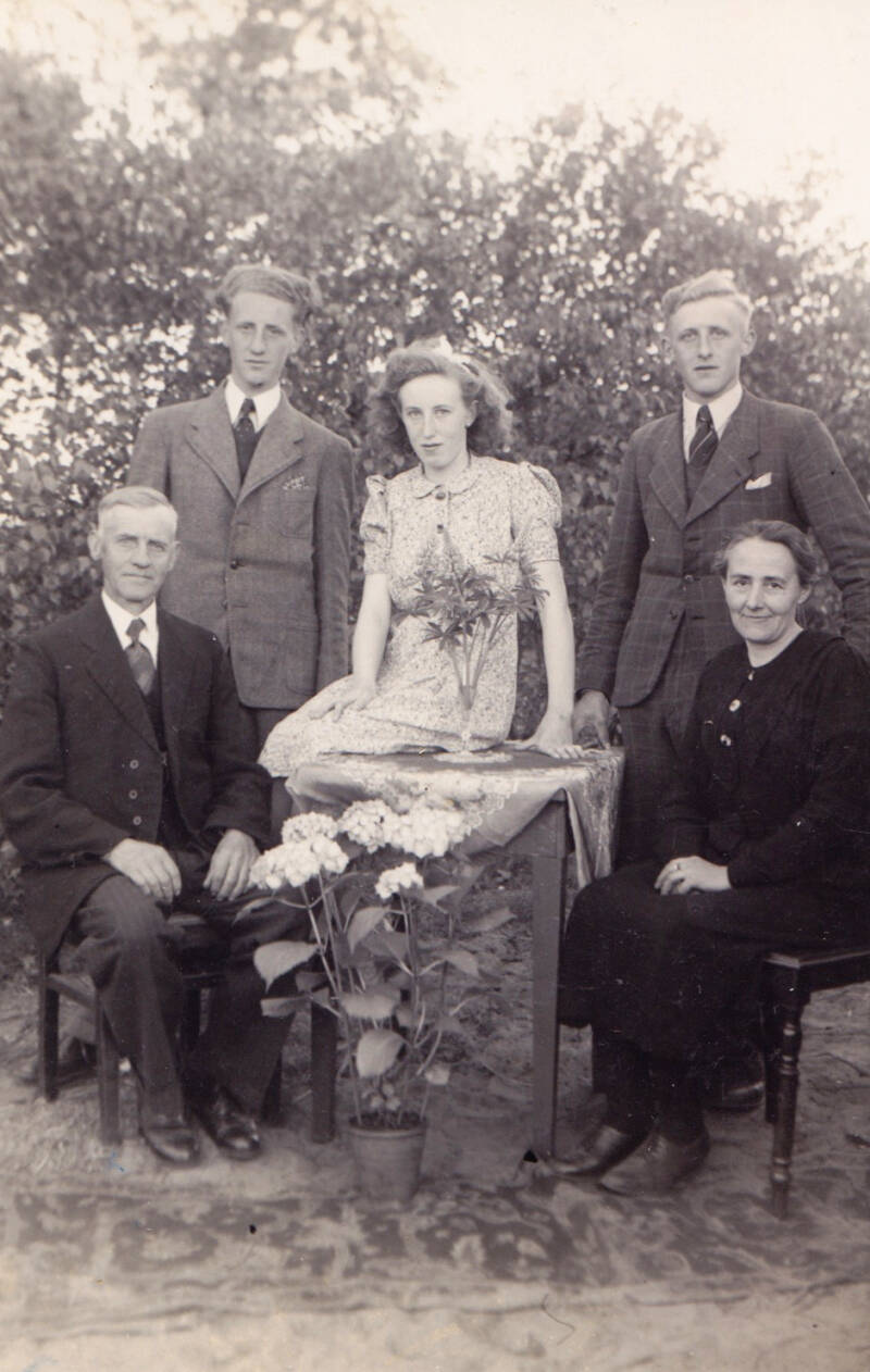 Jan en Anna Paters-Janssen met kinderen Koos, Dieneke en Toon