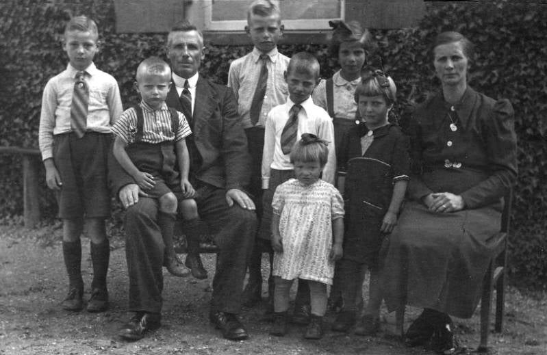 Jan en Han Willems - Peeters, kinderen: Van links naar rechts: Harrie, Jo (zittend op knie vader), boven Tien en Diena. Tussen vader en moeder: Leo en Nel. Het kleine meisje vooraan is Marietje.