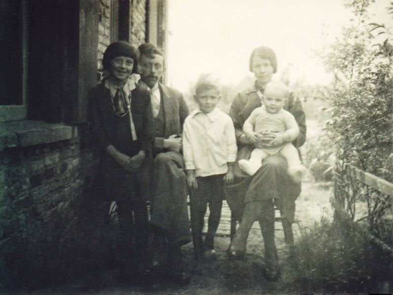 Tien en Tonia van Boxtel met kinderen Marietje, Piet en Gerrit.