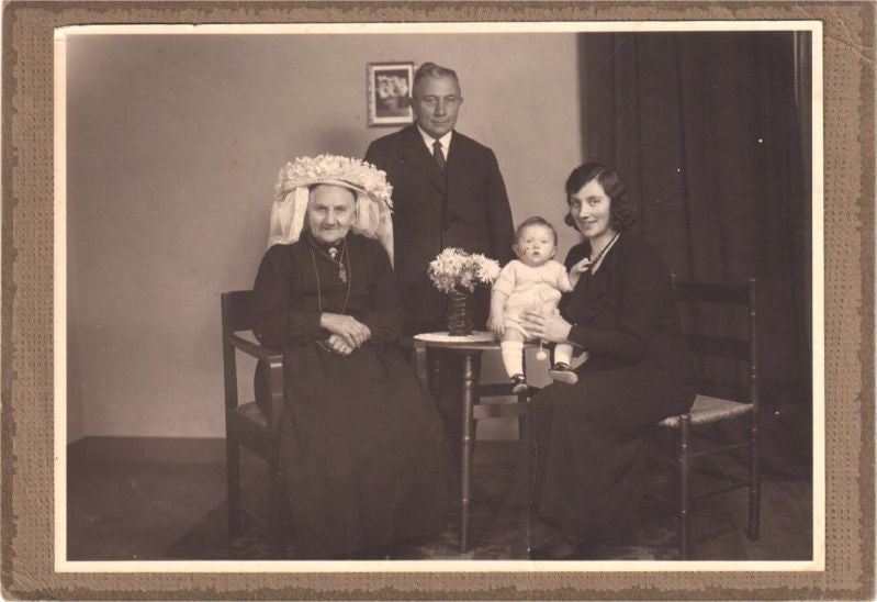 1936: Grootmoeder J. Peeter-Spanjers, vader Martien Peeters, dochter Truus Gloudemans-Peeters met baby Willy Gloudemans