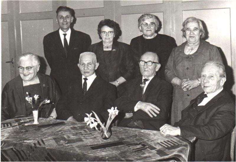 Zwagers en schoonzussen Jan Cuppen (80e verjaardag) onder: Johanna de Geer-Peeters, Harry Peeters, Jan Cuppen, Martien Peeters boven: Martien Schraven, Bertha Schraven -Bens (weduwe van Thijs Peeters), Cato peeters- Verbruggen, Marie Peeters- Verbruggen.