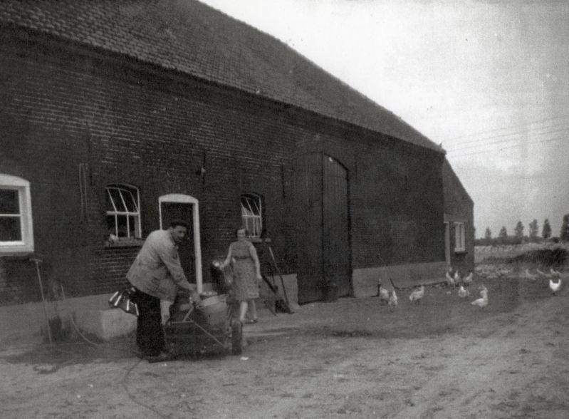 Piet en Ria Gerrits aan het werk op de Groote Mulder in 60-erjaren.