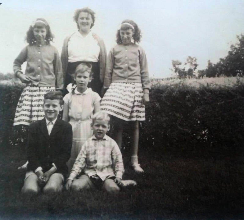 Riek Sommerdijk -van Bomel met kinderen, tweeling Lenie en Corrie, onder: Willie, Joke en Martien