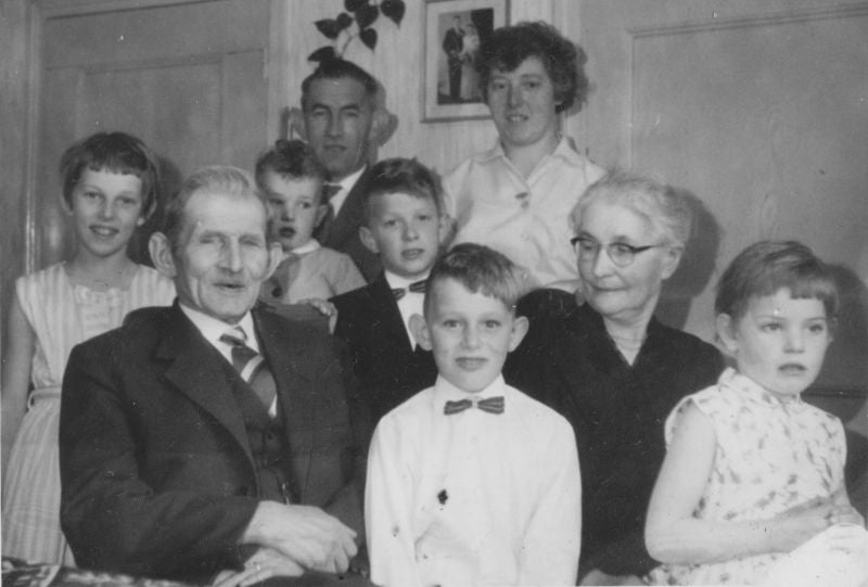 onder: Theo Bisseling(opa) Geert, Theo (kind), Oma Henrica Bisseling-Hoegen,  Elly Boven: Rieky, Jos, Theo (vader) Annie Bisseling-Verstegen