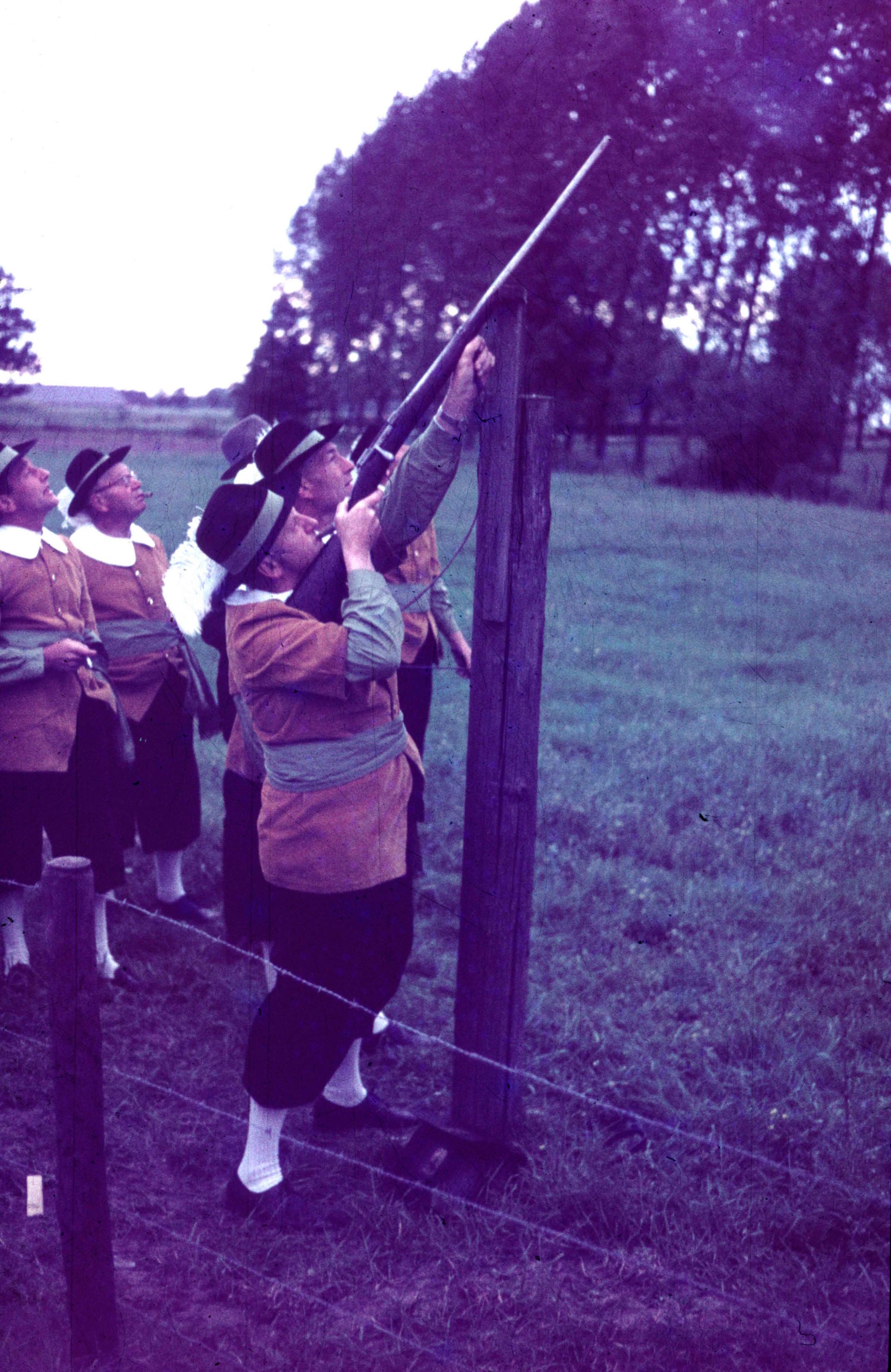 Koningsschieten, schutter Cor Thijssen daarnaast Thé Bisseling.