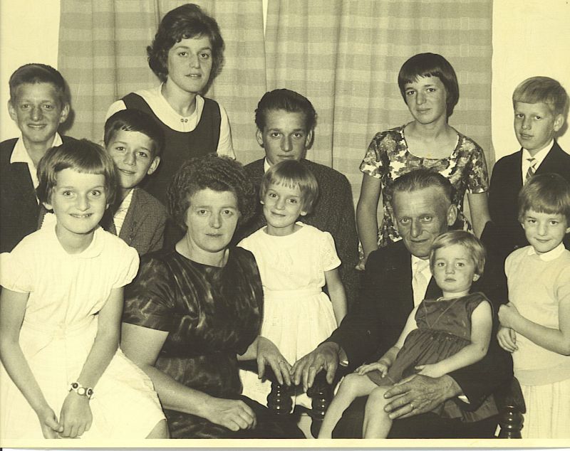 famili Bardoel vlnr Tiny, Corry, Tonny, Jeanne, Jan, Hanneke.Mieke, Fons, Mariette en Antoinette