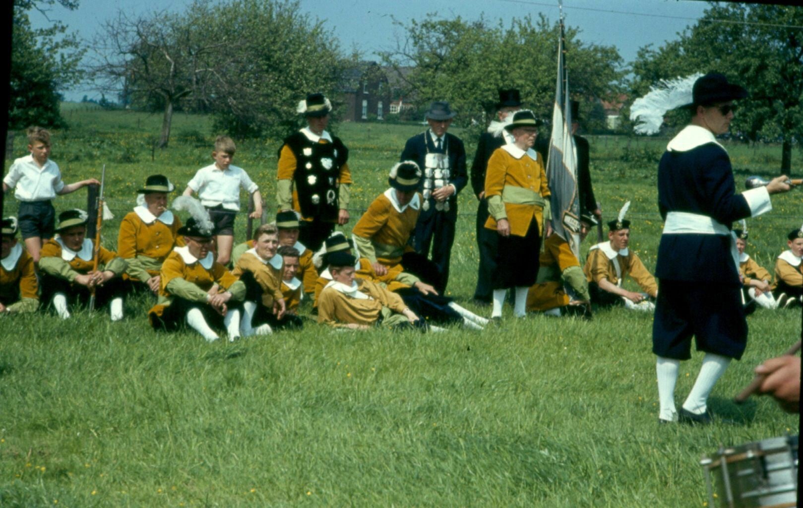 1964 Gilde op een feestterrein