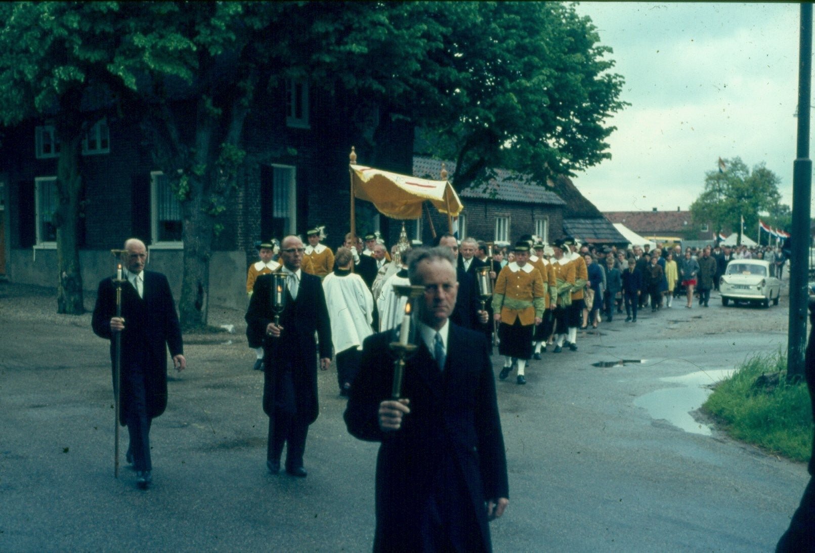 Optocht vanaf het feestterrein bij de Schutsboom