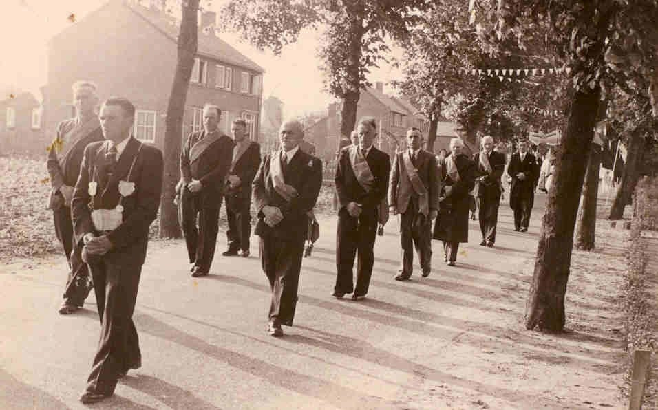 Gilde bij Sacramentprocessie 1953: met Gilde koning, Jan Verweijen 