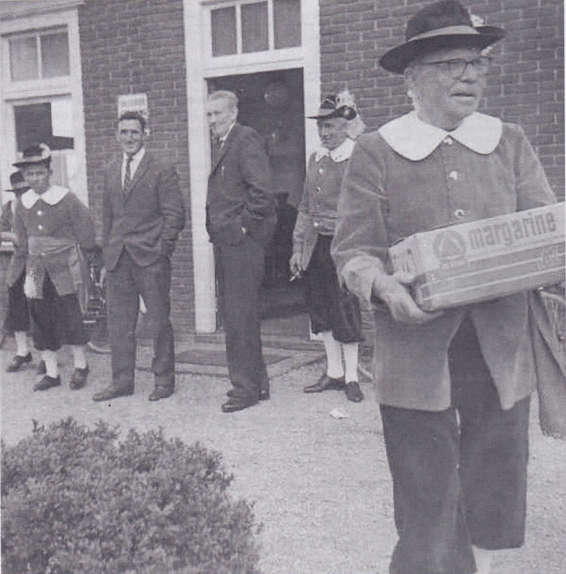 1963:Grad vd Burgt haalt munitie op voor het Koningsschieten, verder Toon Opsteeg, Harry vd Berg, Albert Thoonen en Theo Bisseling