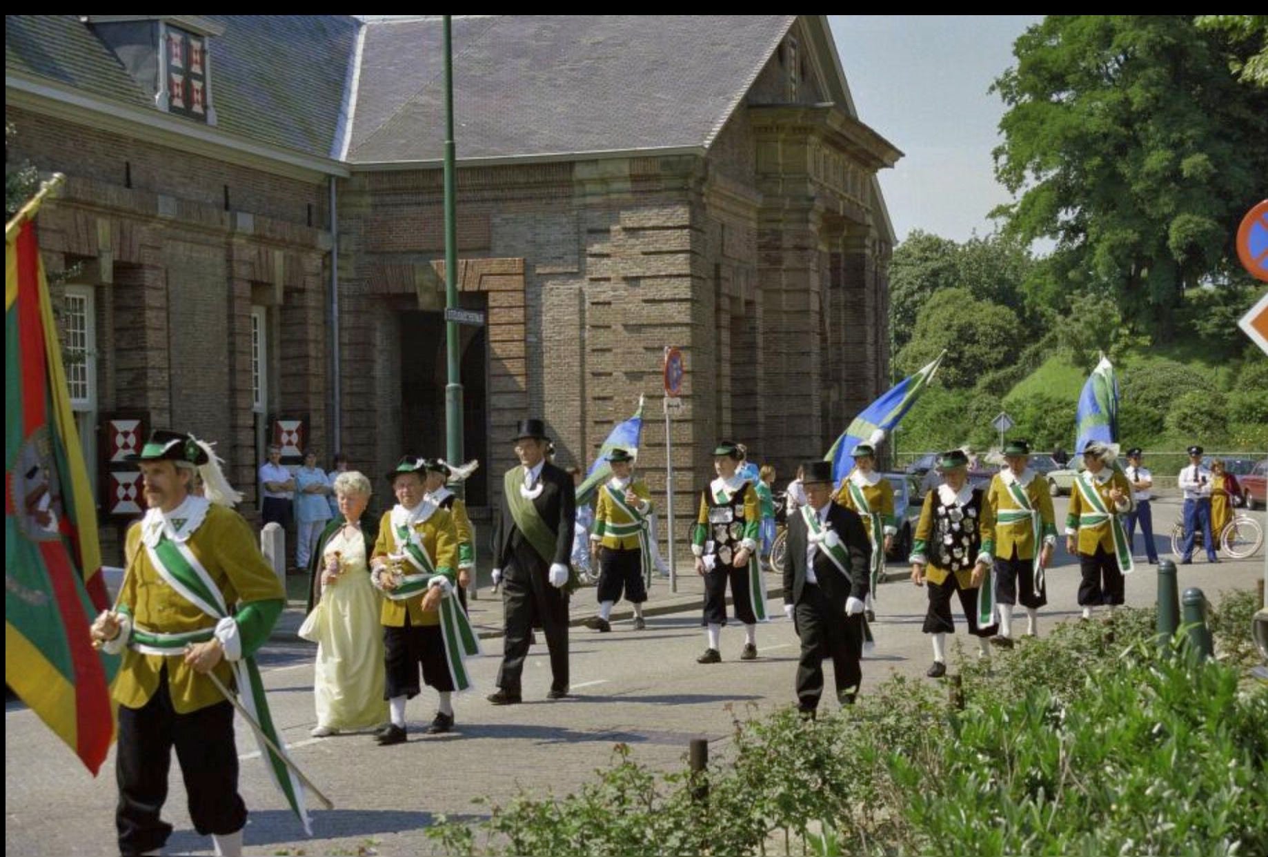 1987 In optocht bij Hampoort in Grave