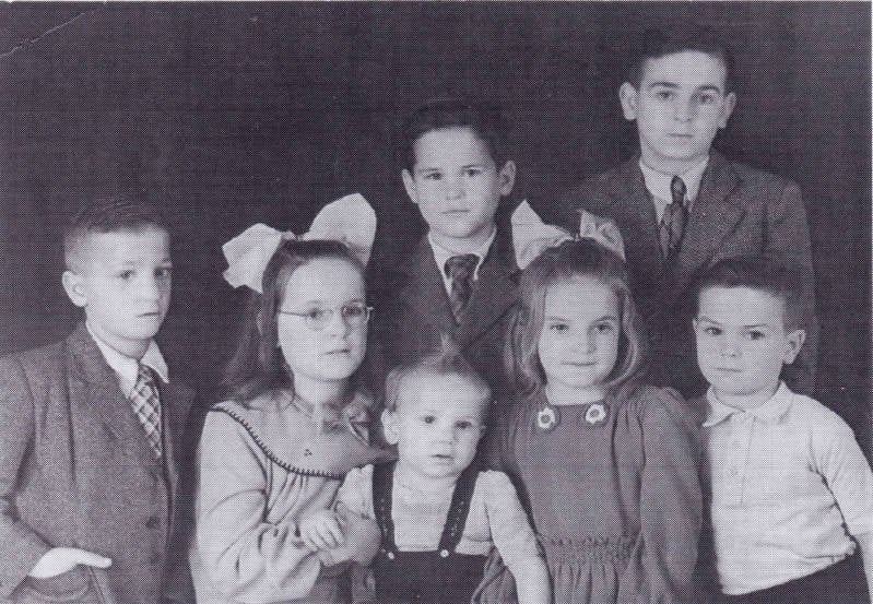 1948: Kinderen Van Raay: Richard, Gonny, Willy, Henk, Koosje, Piet, Joop