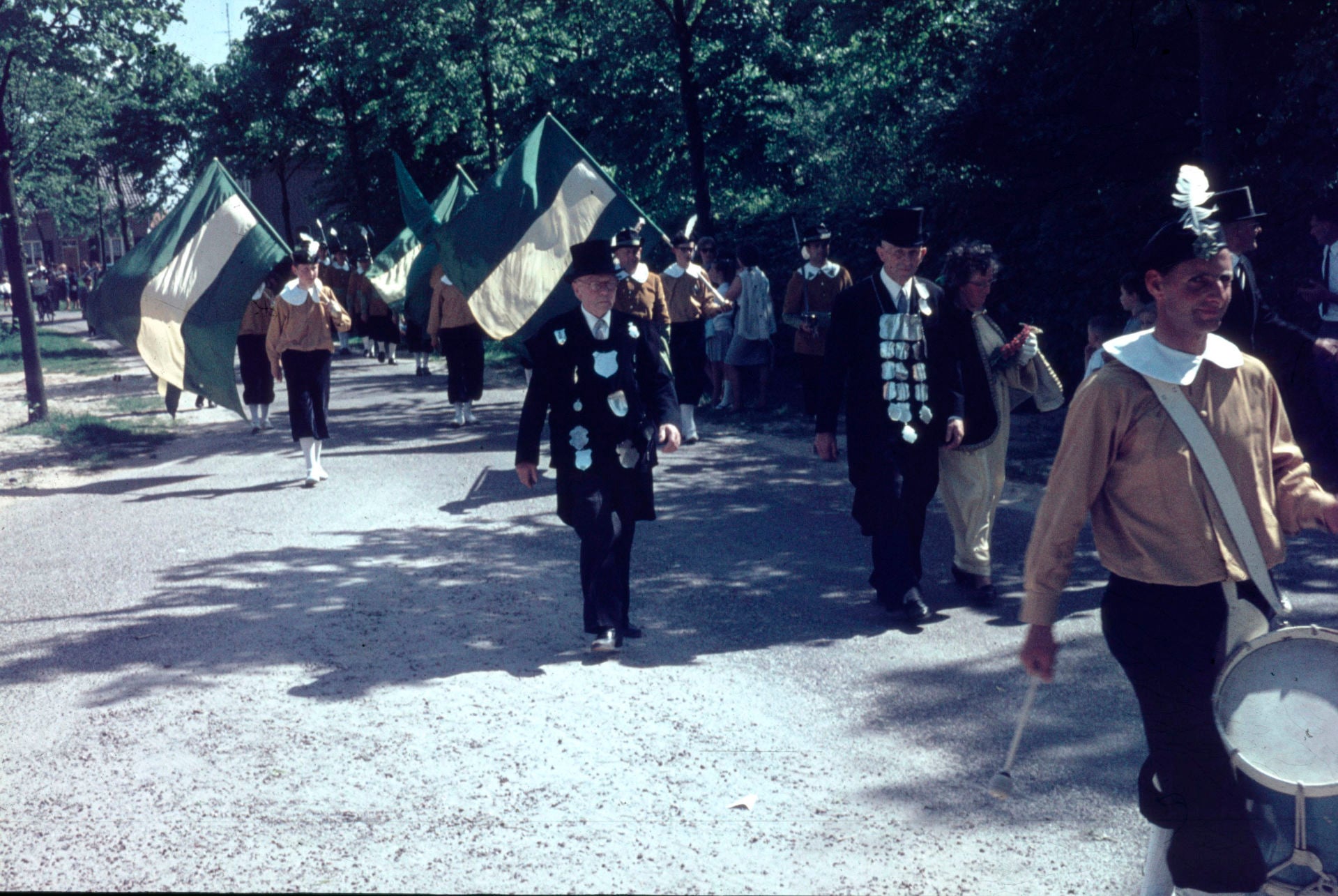 Links Grad vd Burgt en Bertus Loeffen en zijn vrouw Anna als Gilde Koning.
