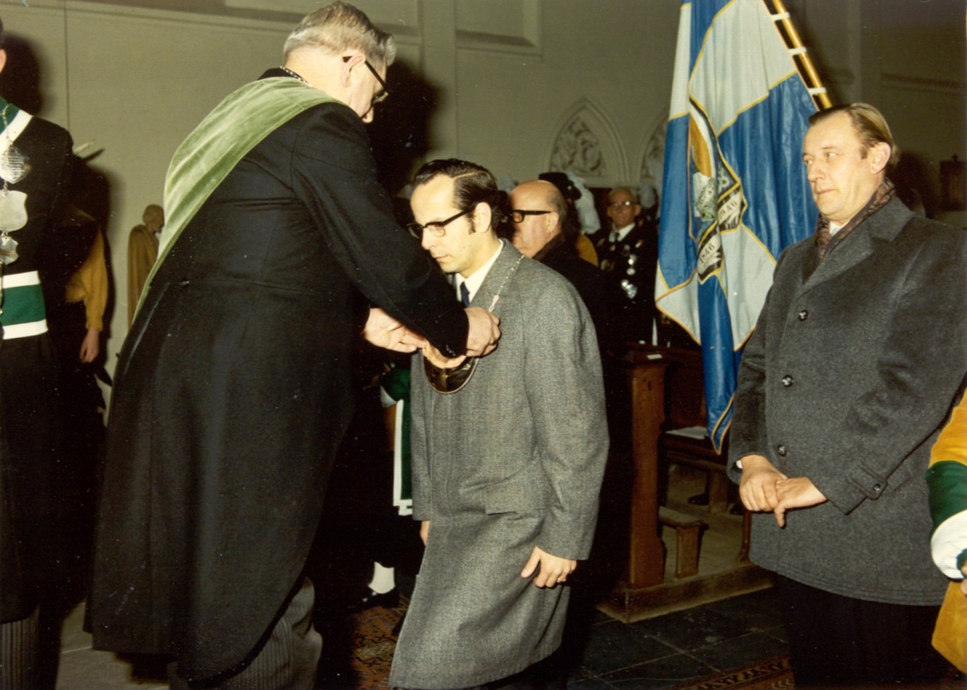 1971 Installatie omhanging sikkel, Burgemeester Gerrits door 1e deken, Toon van Sambeek tijdens gildemis