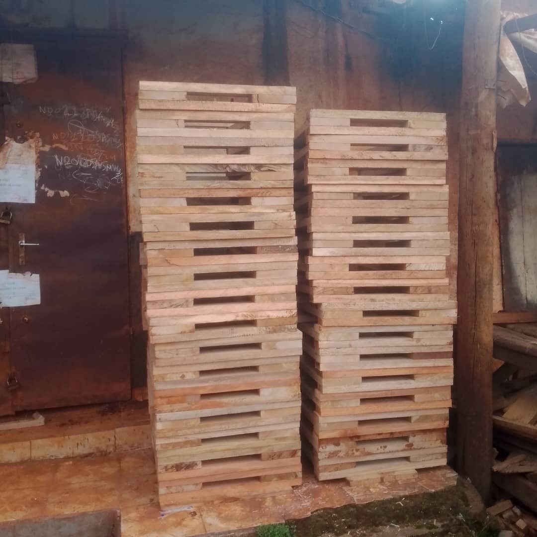 Schulbänke werden gebaut