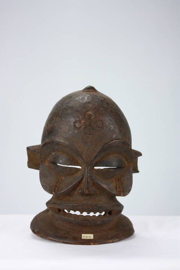 Lot A22 - Chokwe Chihongo mask