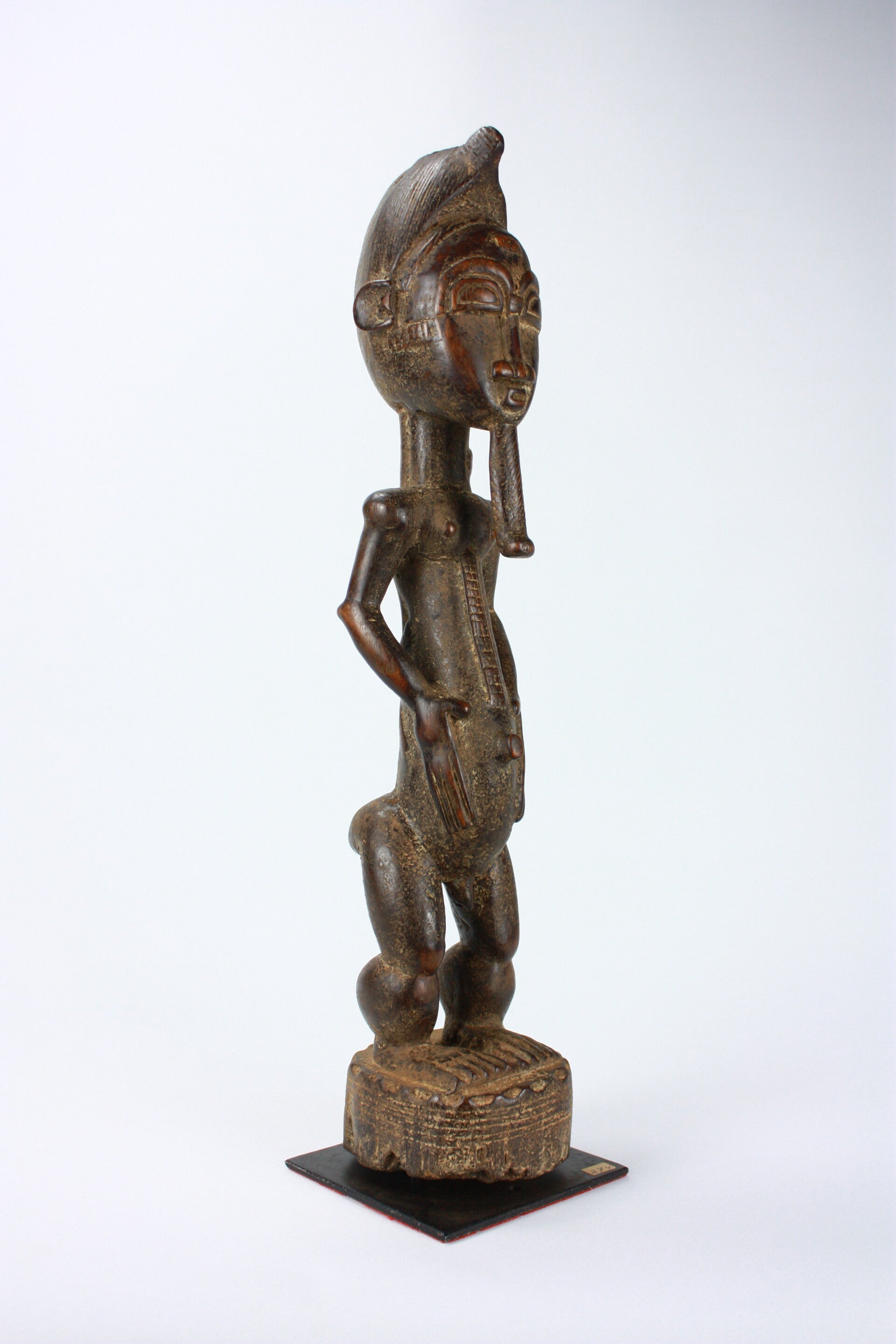 Lot A4 - Baule male figure