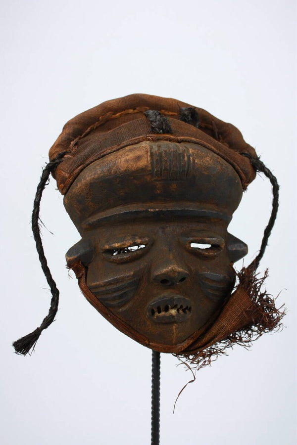 Lot A70 - Pende mask – Mbuya type