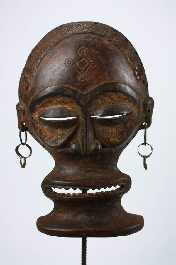 Lot A71 - Chokwe Cihongo Mask